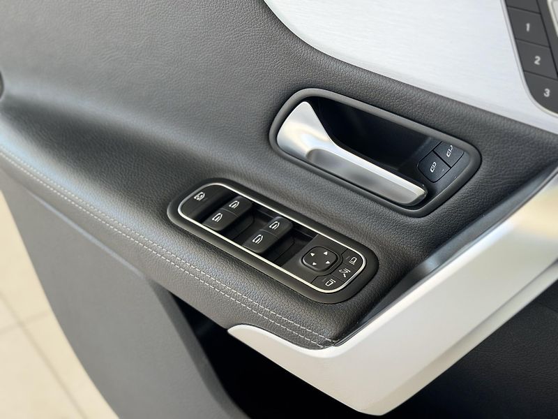 Mercedes-Benz CLA 200 Aut 120kW*AMG*MAX.VÝB*360K - fotka 30 z 36