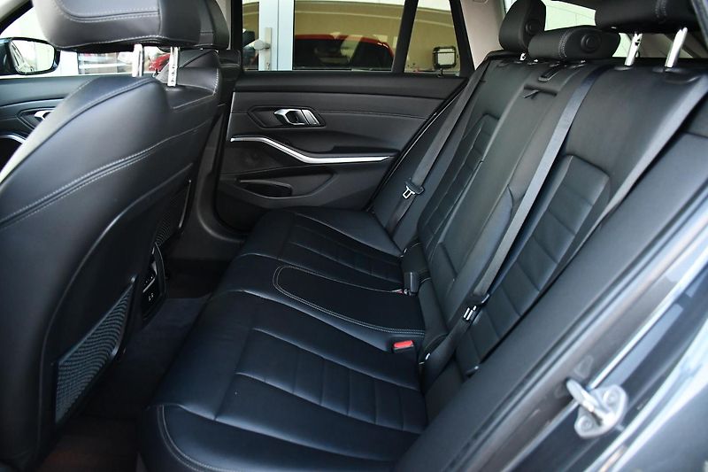 BMW Řada 3 320d xD M-SPORT REZERVACE - fotka 13 z 42