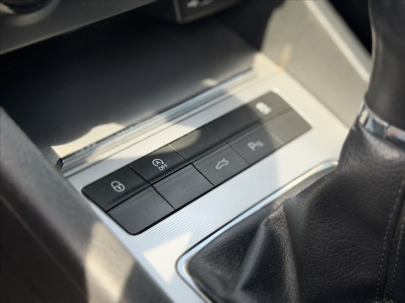 Škoda Octavia 2,0 TDI 4X4 TAŽNÉ 2T - fotka 14 z 24