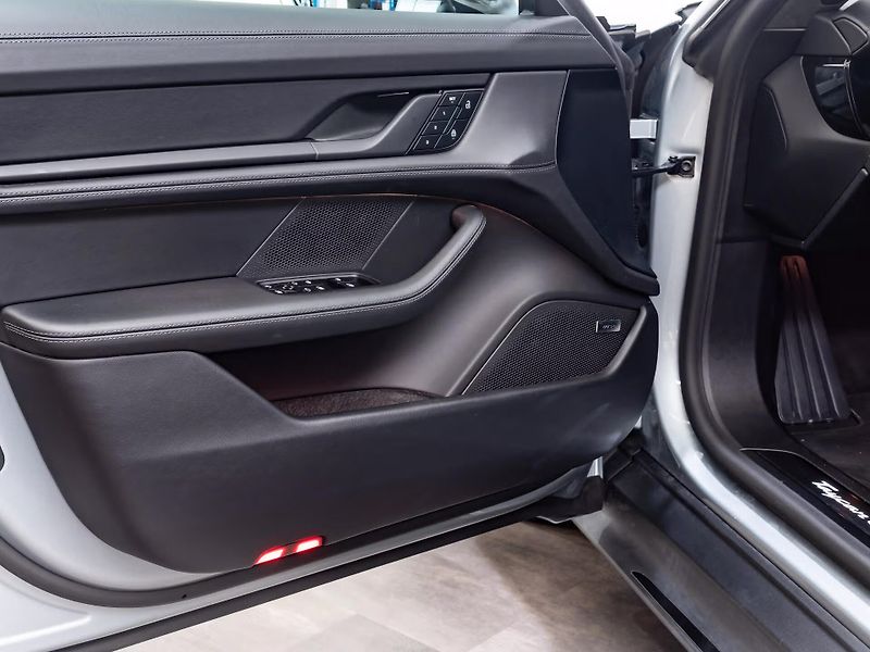 Porsche Taycan GTS Sport Turismo HuD Inno Ven - fotka 15 z 20