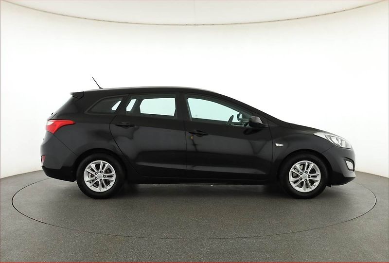 Hyundai i30 (2015) Comfort 1.6 GDI, Serv.kniha - fotka 6 z 16