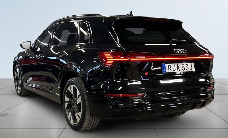 Audi Q8 e-tron 55 Q S-Line 360kam Tažné Pano - fotka 4 z 19