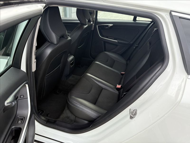 Volvo V60 2,0 D2 ZÁRUKA MOMENTUM CZ - fotka 20 z 28