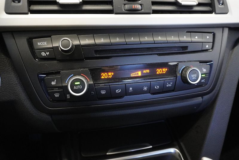 BMW Řada 3 (2014) 318D 2,0 SEDAN - fotka 23 z 32