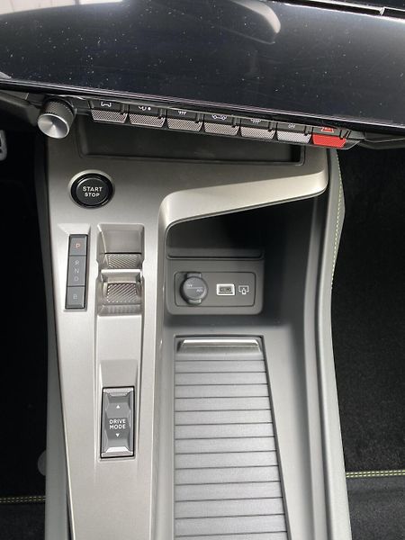 Peugeot 408 (2026) GT Plug-in HYBRID 240 e-DCS7 - fotka 19 z 23
