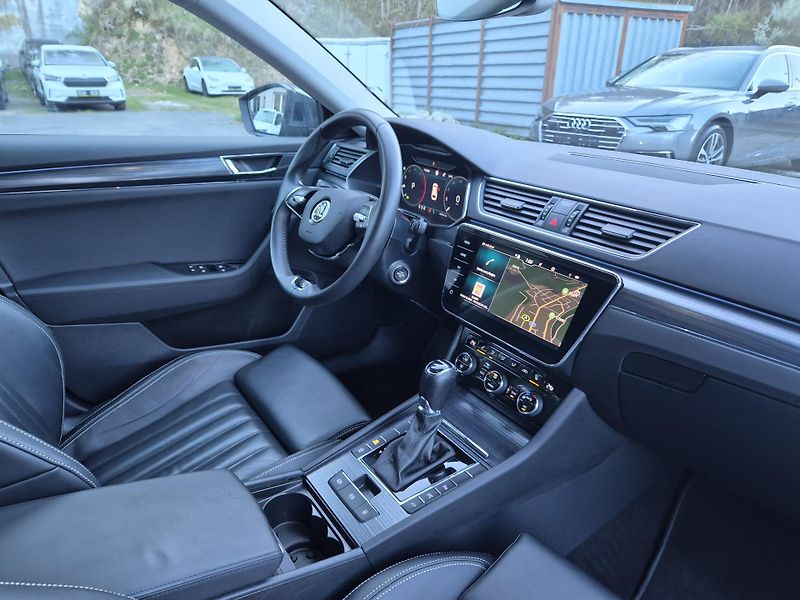 Škoda Superb Combi 2,0TDi DSG 110kw 17ALU - fotka 40 z 48