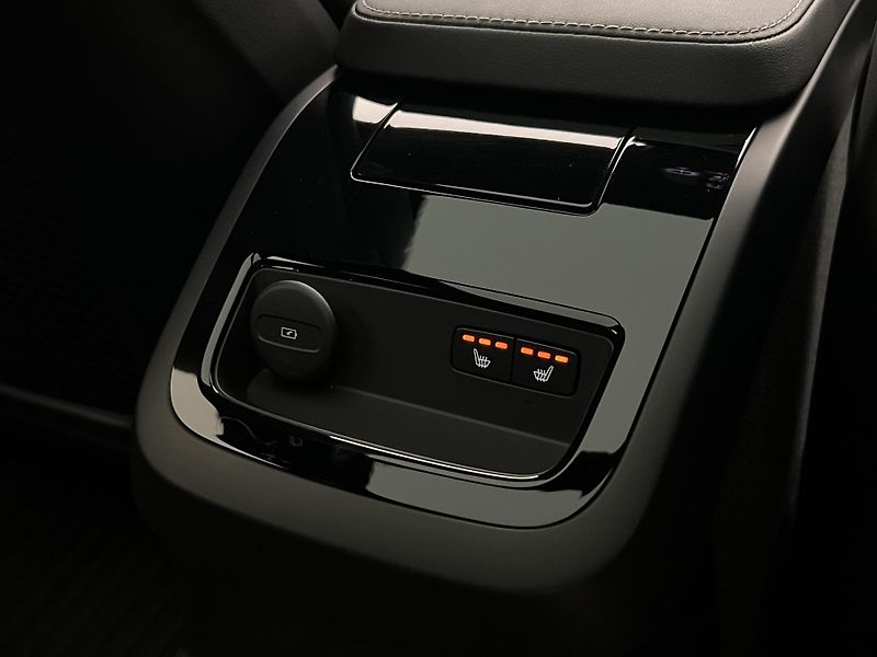 Volvo V60 T6 AWD DARK PLUS 1. maj. - fotka 21 z 49
