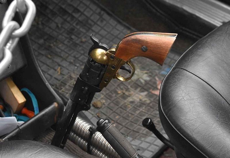 Tři z účastníků srazu před bránou továrny Škoda Auto v Kvasinách