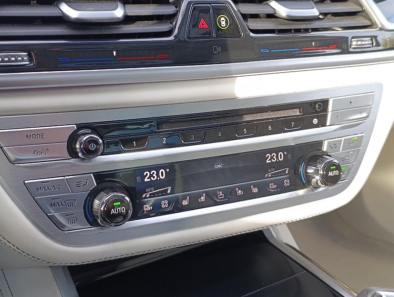 BMW Řada 7 750Li xDRIVE ČR 1.MAJ DPH - fotka 31 z 47