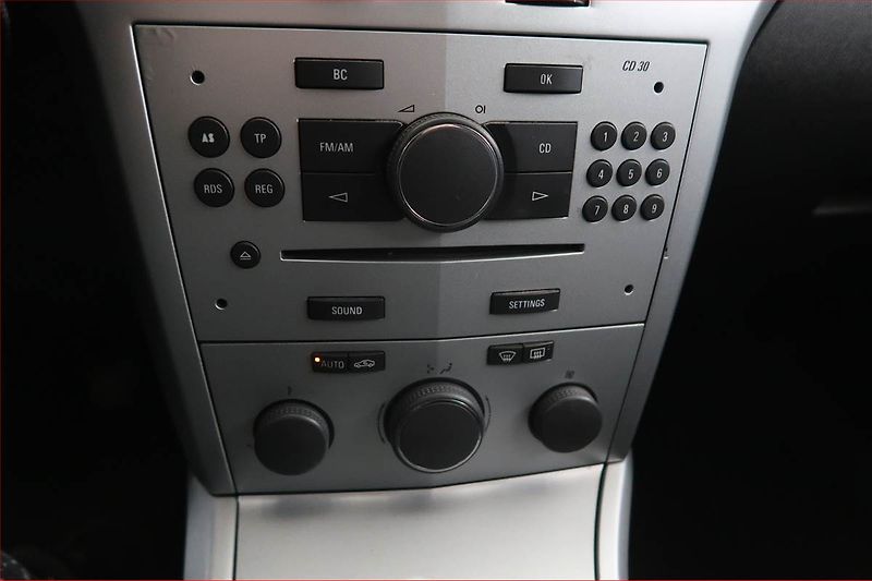 Opel Astra (2009) 1.7 CDTI, po STK, Tažné - fotka 12 z 16