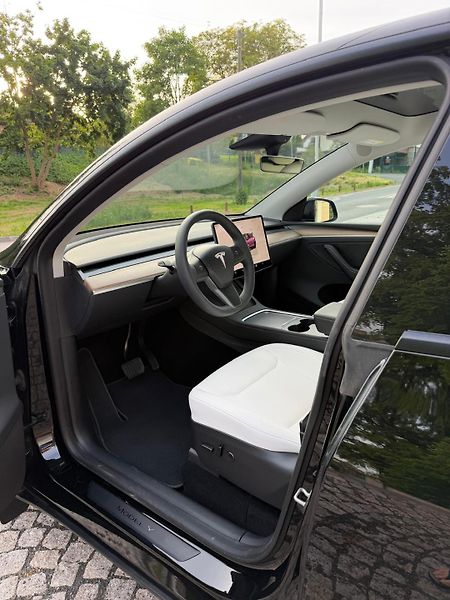 Tesla Model Y (2023) - fotka 9 z 23
