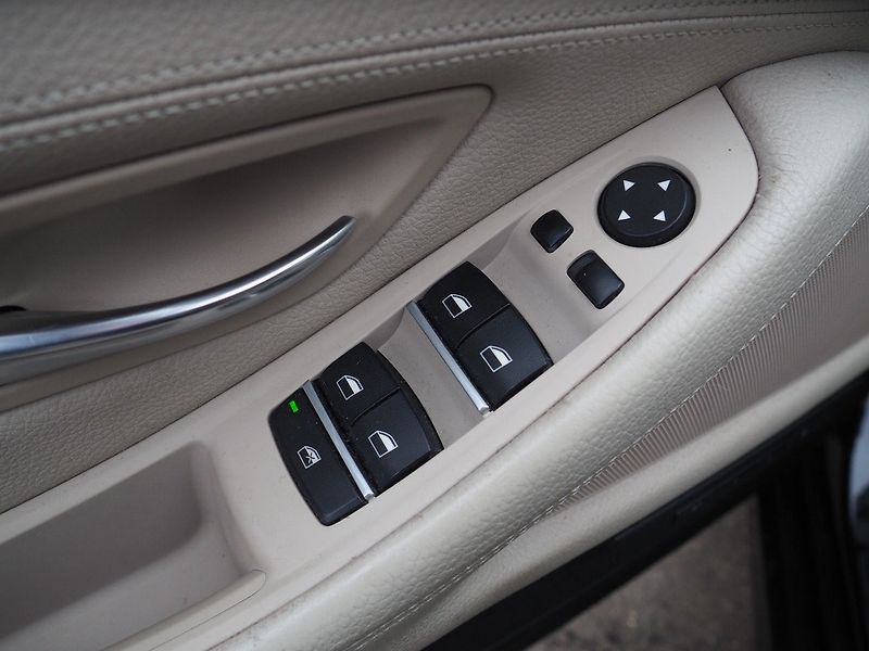 BMW Řada 5 (2014) 3.0D xDrive, Headup display - fotka 19 z 37