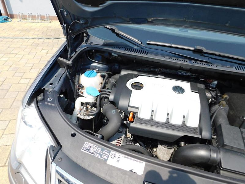Volkswagen Touran (2009) 1.9 TDi DSG - fotka 23 z 31