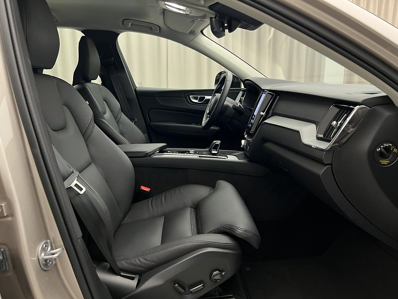 Volvo XC60 B4 AWD DARK PLUS AUT - fotka 18 z 39