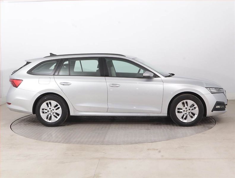 Škoda Octavia (2023) Ambition 2.0 TDI, ČR,1.maj - fotka 6 z 15