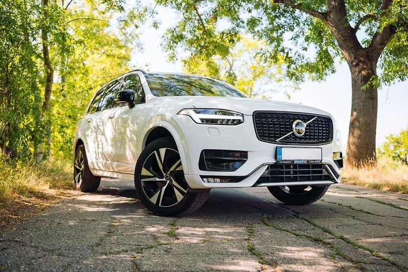 Volvo XC90 (2021) B6 AWD - fotka 2 z 31