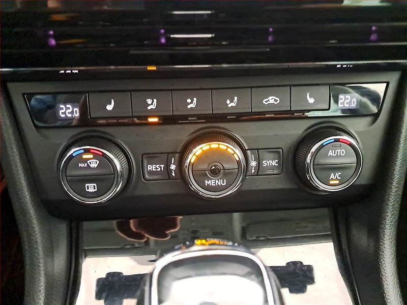 Škoda Superb (2017) 2.0 TDI, Automat, Navi, Xenony - fotka 16 z 18