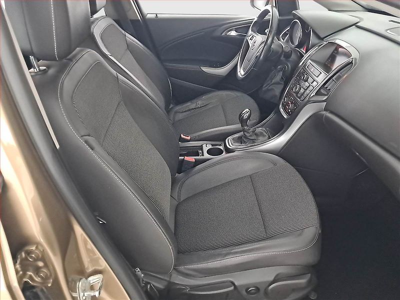 Opel Astra (2014) 1.6 CDTI, Xenony, Tempomat - fotka 9 z 17