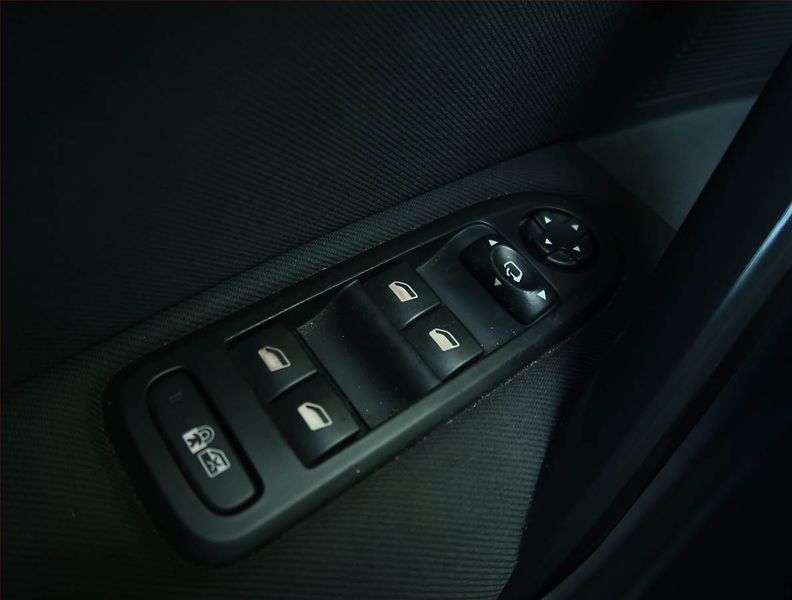 Peugeot 508 (2014) Allure 2.0 HDi, Navi, Tempomat - fotka 17 z 23