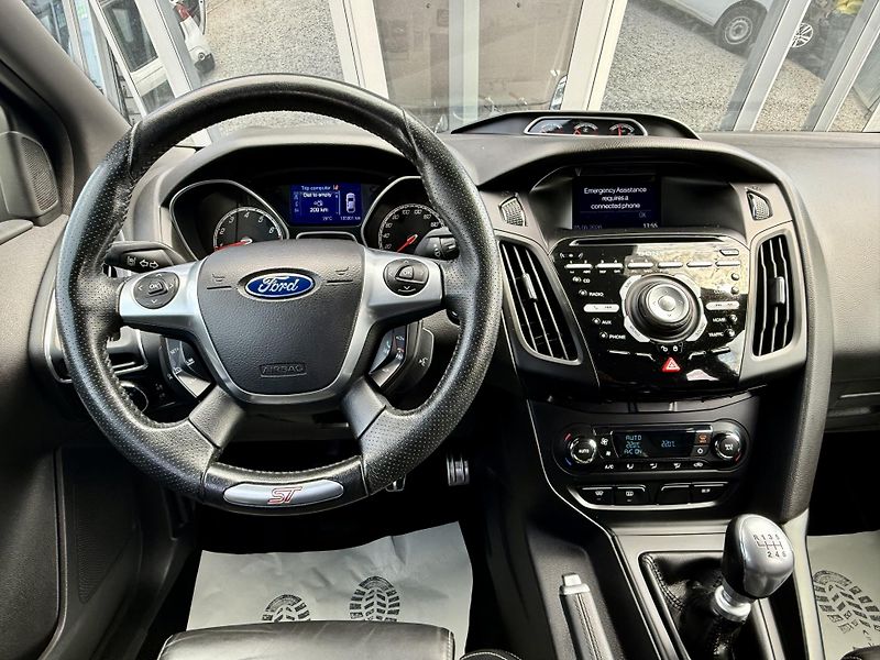 Ford Focus 2,0i 184kW EcoB SCTI ST - fotka 31 z 45