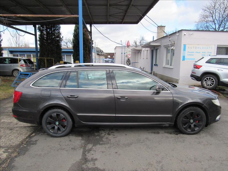 Škoda Superb 1,9 TDi 77kW Combi - fotka 8 z 30