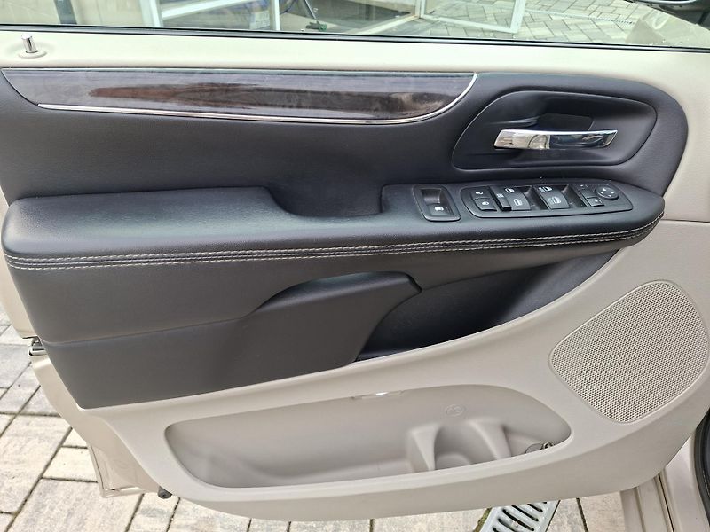 Chrysler Town & Country (2014) 3,6L 7míst, LPG, tažné, 2xkola - fotka 22 z 35