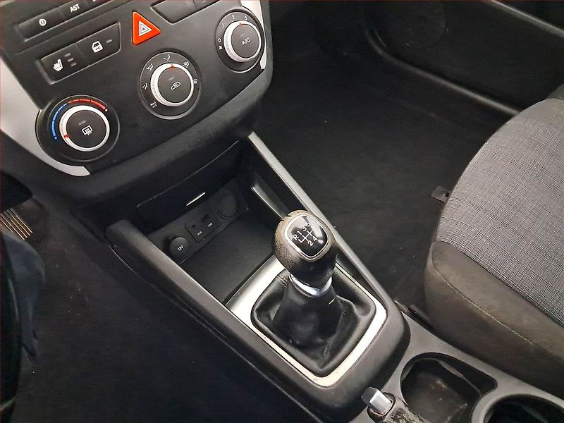 Kia Ceed (2010) 1.6 CVVT, Serv.kniha, po STK - fotka 13 z 16