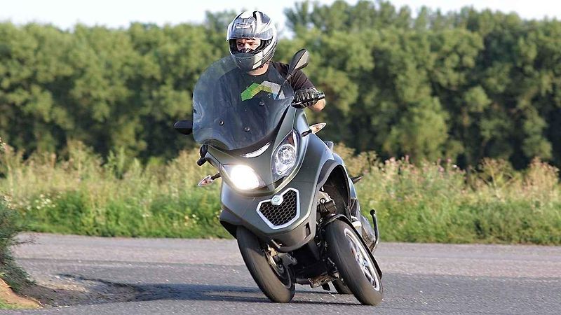 Piaggio MP3 500ie Sport LT (vlevo) a Piaggio Medley 125ie.