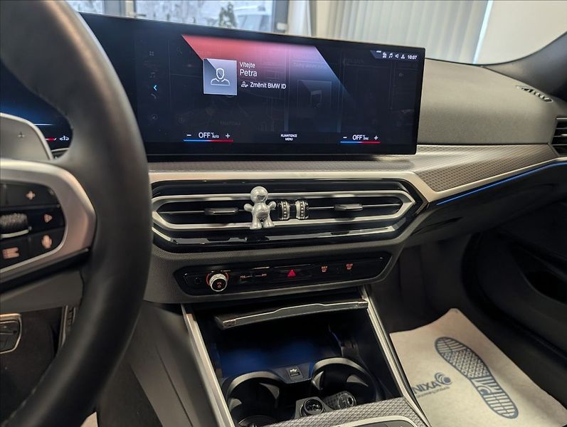 BMW Řada 3 320 i xDrive - fotka 18 z 31