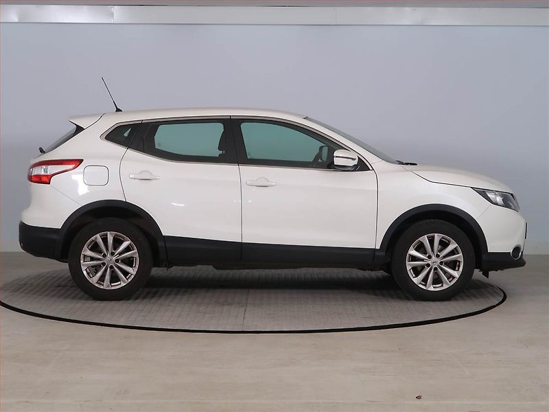 Nissan Qashqai (2017) 1.2 DIG-T, ČR,1.maj - fotka 6 z 17