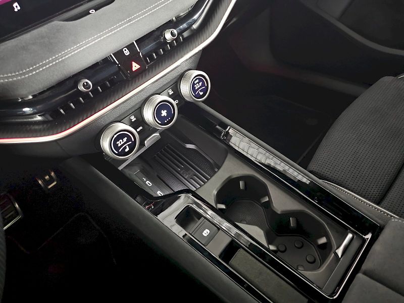 Škoda Superb (2025) 2.0TSI 195kW 4X4 Sportline TAŽ - fotka 30 z 35