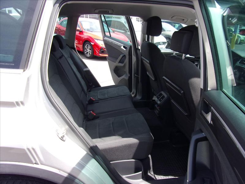 Volkswagen Tiguan 2,0 TSI R-Line 4Motion DSG - fotka 11 z 30