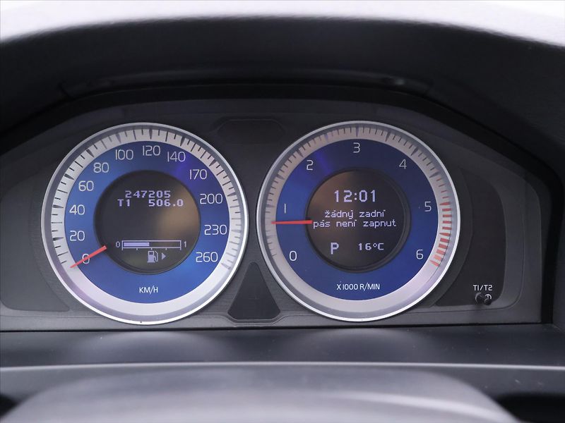 Volvo V60 2,4 D4 V5 120kW AWD R-design - fotka 14 z 27