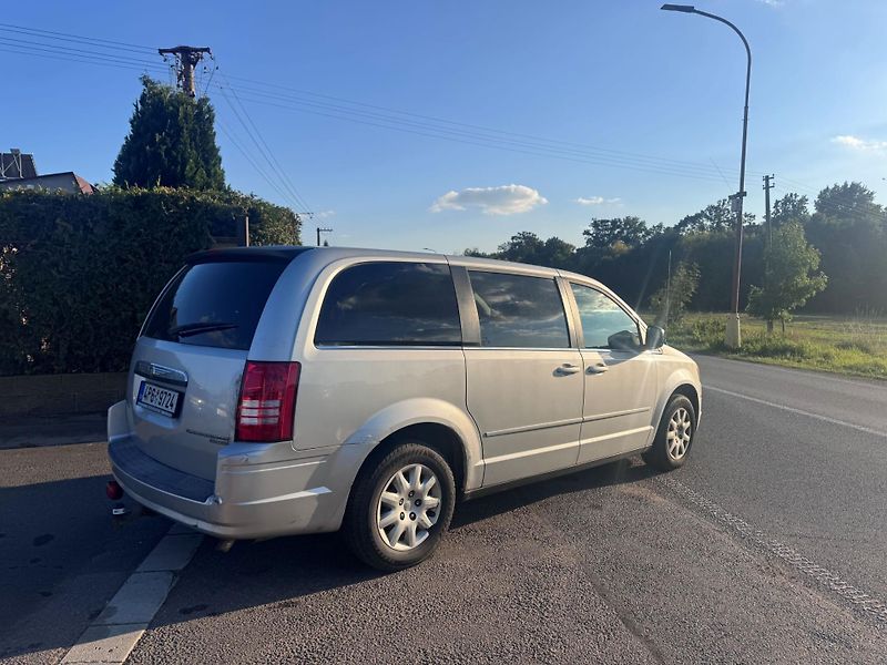 Chrysler Town & Country (2009) 3,3 V6 RT 2009 - fotka 4 z 19