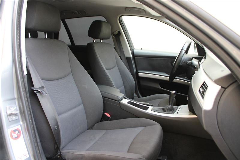 BMW Řada 3 318d Touring / M-Paket / Manuá - fotka 21 z 29
