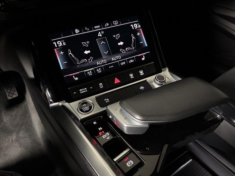 Audi e-tron 300kW S-Line exclusive - fotka 42 z 47