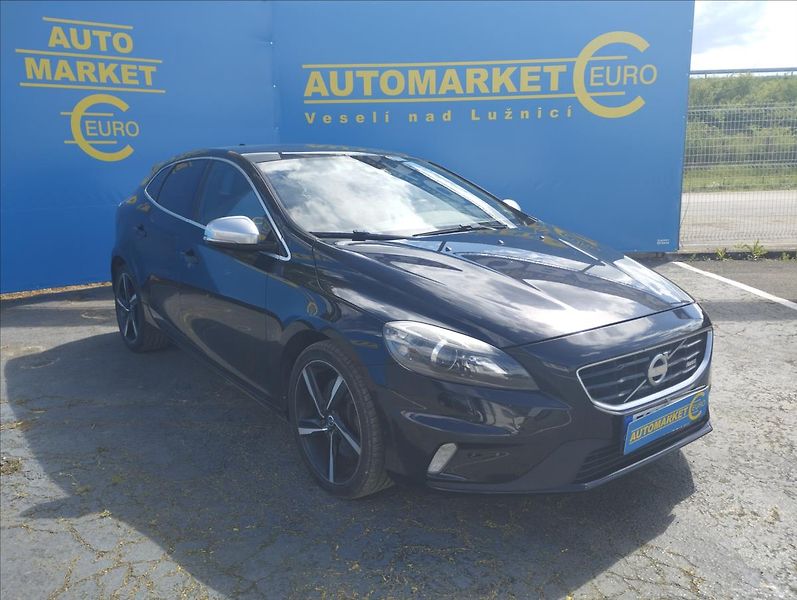 Volvo V40 2,0 D3 110KW R-DESING, PANORAM - fotka 3 z 15
