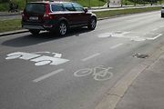 Na několika místech v Praze jsou vyznačené ochranné cyklopruhy. Prostornější vozidla sem mohou vjíždět. Ochranný cyklopruh „jen“ určuje bezpečný prostor k předjetí cyklisty