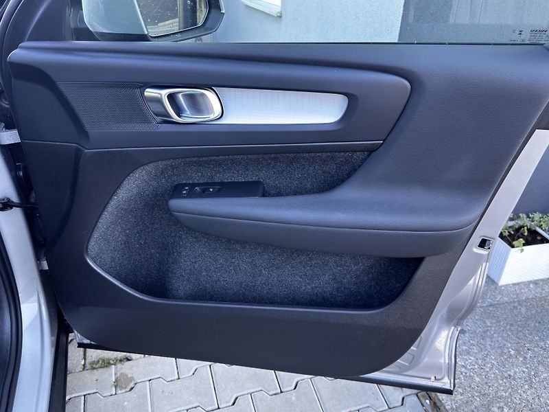 Volvo XC40 B3 FWD // 1. maj // ČR + kola - fotka 13 z 36