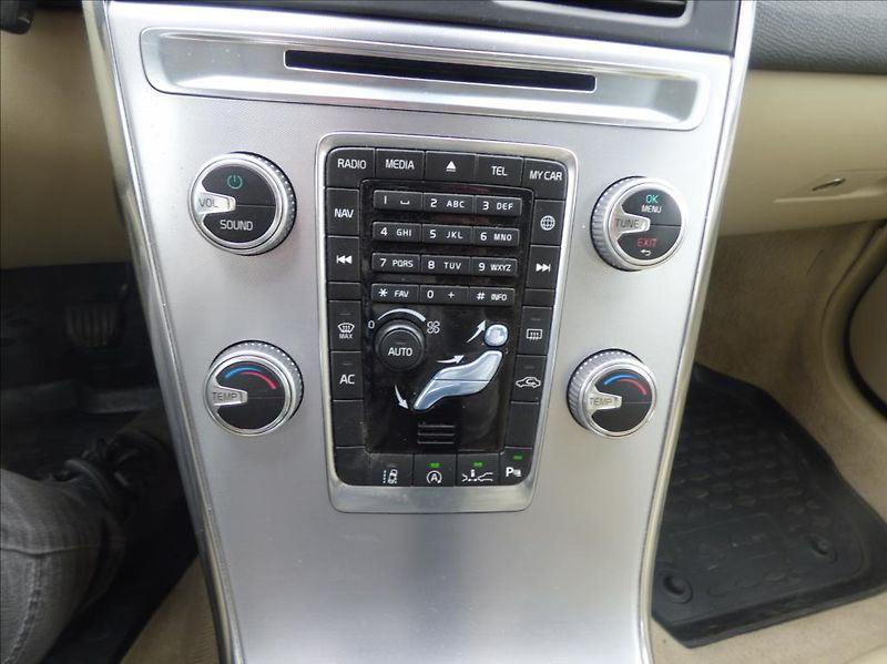 Volvo XC60 2,0 D3  Summum - fotka 16 z 34