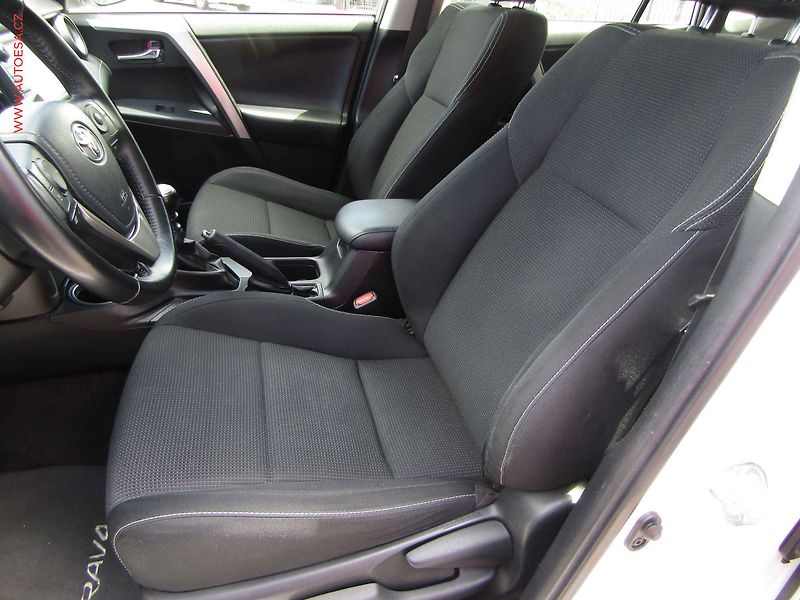 Toyota RAV4 (2016) 2.0 D-4D, TZ, navi, kamera - fotka 9 z 20