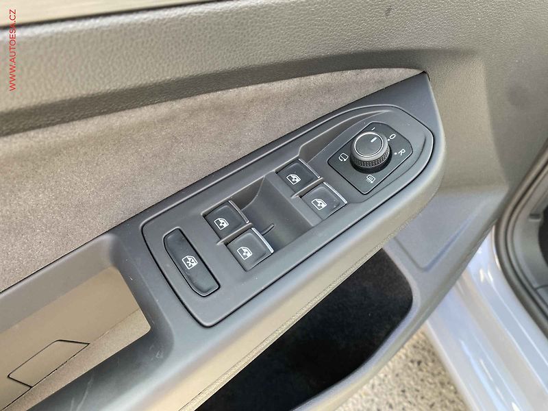 Volkswagen Golf (2023) 1.5 TSi, ČR, Style, AT, LED - fotka 13 z 21