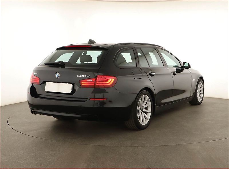 BMW Řada 5 (2015) Individual 530d xDrive, 4X4 - fotka 5 z 21