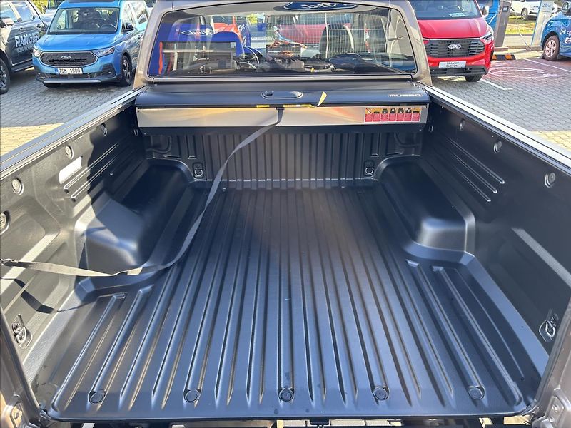 KGM Musso Grand 2,2 Premium 148kW 4x4 DPH - fotka 13 z 51