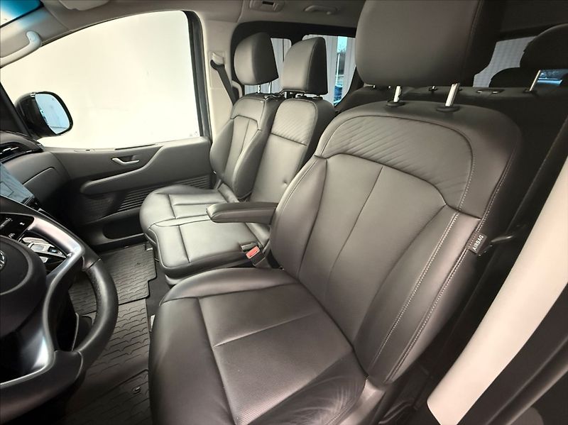 Hyundai Staria 2,2 CRDI PREMIUM LUXURY PANO - fotka 7 z 26