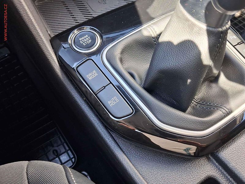 Kia Sportage (2022) 1.6T-GDi, 2.maj,ČR, LED - fotka 17 z 22