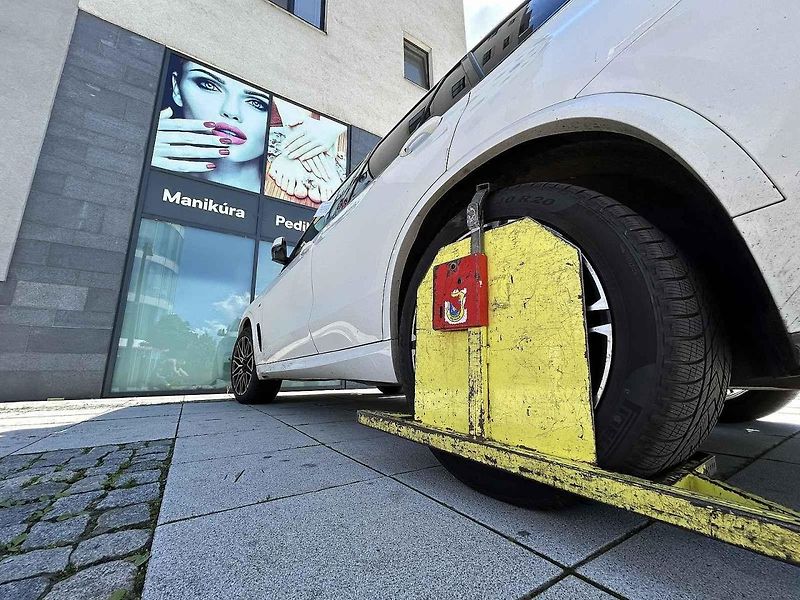 Auto dostalo botičku na zadní kolo.