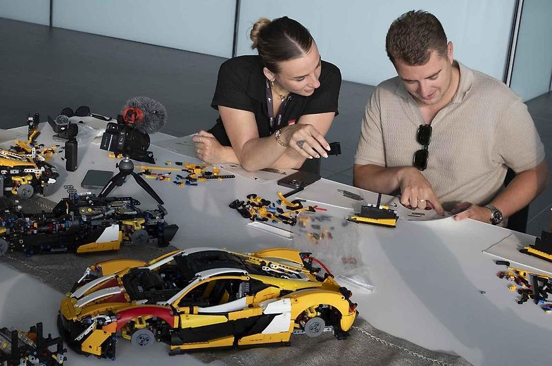 Replika McLarenu P1 v reálné velikosti se skládá z 342 817 dílků, váží přibližně 1220 kilogramů.