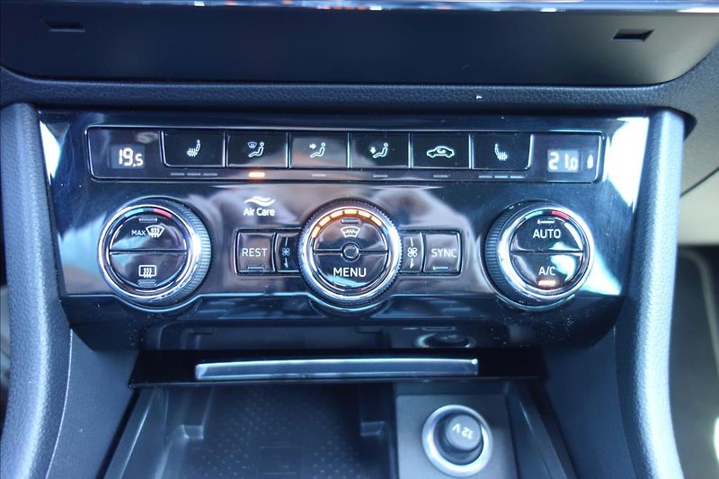 Škoda Superb 2,0 TDi,SERV.KN.,SPORTLINE,DSG - fotka 33 z 49