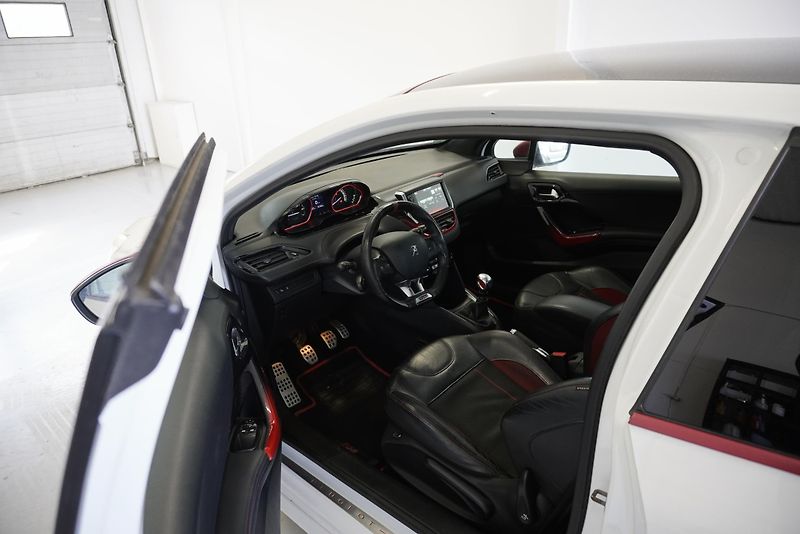 Peugeot 208 1,6 GTI 147kW THP - fotka 21 z 29